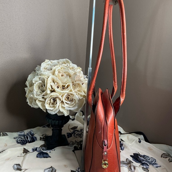 Loewe Red Shoulder Bag with Textured Leather and Scarf Accent - Picture 6 of 15